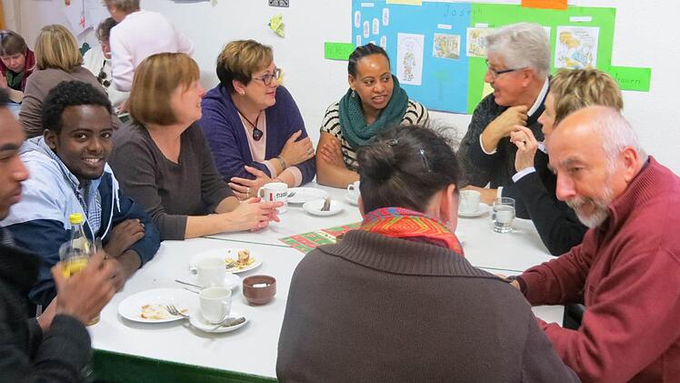 Die Plätze beim "Café der Begegnung" in Lichtenfels, das zweimal im Monat stattfindet, sind immer belegt. Sowohl Flüchtlinge als auch Einheimische nutzen die Chance bei Kaffee und Kuchen mehr über den jeweils anderen zu erfahren. Archivfoto: privat