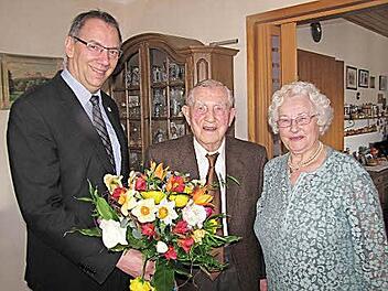 Bürgermeister Thomas Nowak gratulierte Rudi Escher aus Wüstenahorn am Samstag zum 95. Geburtstag. Über den Besuch freute sich auch Eschers Ehefrau Ruth Fink.  Foto: Martin Koch