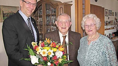 Bürgermeister Thomas Nowak gratulierte Rudi Escher aus Wüstenahorn am Samstag zum 95. Geburtstag. Über den Besuch freute sich auch Eschers Ehefrau Ruth Fink.  Foto: Martin Koch