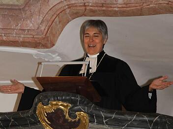 Regionalbischöfin Dorothea Greiner erläuterte in ihrer Festpredigt die rosafarbene Ausstattung der Berndorfer Kirche. Sie freute sich über den prächtigen Stuck und die markgräfliche Gestaltung. Fotos: Sonny Adam