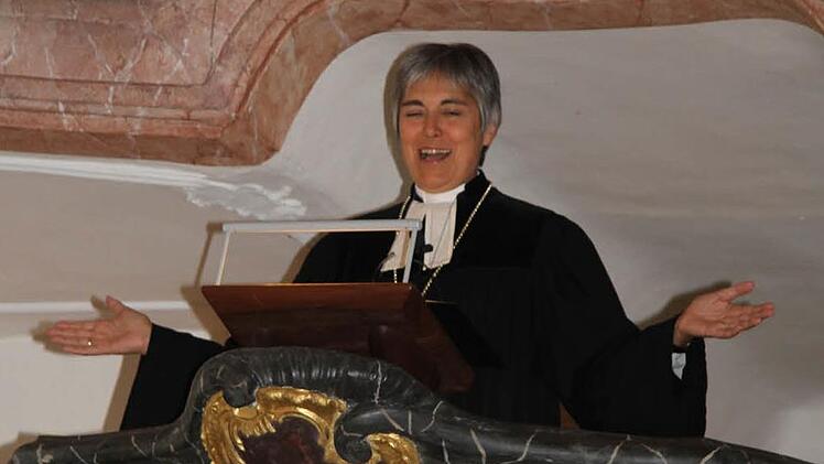 Regionalbischöfin Dorothea Greiner erläuterte in ihrer Festpredigt die rosafarbene Ausstattung der Berndorfer Kirche. Sie freute sich über den prächtigen Stuck und die markgräfliche Gestaltung. Fotos: Sonny Adam