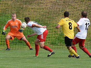 Voll im Fokus: Rannungens Julian Stahl und Thomas Wolf (rechts) k&ouml;nnen den Schuss von Thulbas Spielertrainer Victor Kleinhenz nicht verhindern, doch Rannungens Torwart Florian Erhard (links) hat den Ball im Blick. Foto: ssp