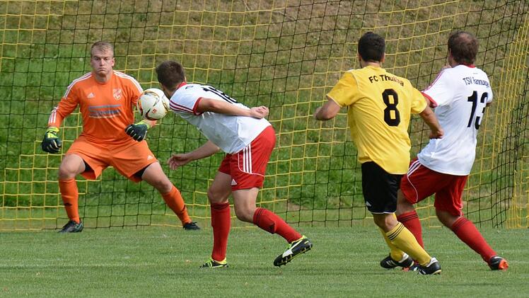 Voll im Fokus: Rannungens Julian Stahl und Thomas Wolf (rechts) k&ouml;nnen den Schuss von Thulbas Spielertrainer Victor Kleinhenz nicht verhindern, doch Rannungens Torwart Florian Erhard (links) hat den Ball im Blick. Foto: ssp
