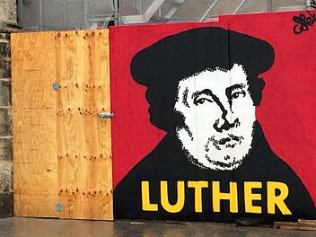 Luther am Bauzaun der Ehrenburg in Coburg Foto: Oliver Schmidt