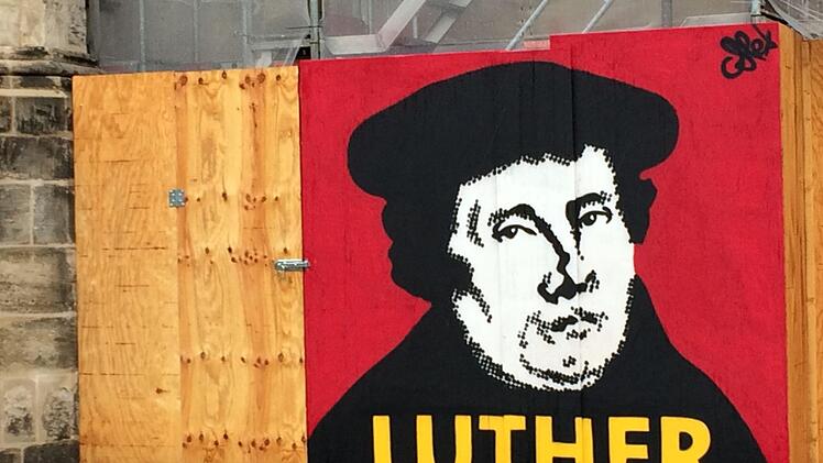 Luther am Bauzaun der Ehrenburg in Coburg Foto: Oliver Schmidt