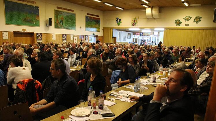 Eindrücke von der Podiumsdiskussion in Stengenroth. Foto: Ralf Ruppert