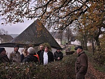 Ein "kritischer Baum" und Äste (rechts) "bedrohen" das Leichenhaus auf dem Friedhof in Gemeinfeld. Hier sollte Abhilfe geschaffen werden. Bürgermeister Hermann Niediek (Dritter von rechts) nahm das zur Kenntnis.Helmut Will
