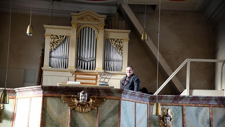 Der Orgelbock der Filialkirche St. Nikolaus in Oberelldorf ist seit einem halben Jahrhundert der Stammplatz von Otto Neeb. Marien- und Loblieder spielt der mittlerweile 62-Jährige am liebsten.Foto: Bettina Knauth