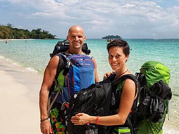 Christoph Schönau und Annette Kolb haben ihr ganzes Gepäck auch am Strand von Koh Rong (Kambodscha) dabei.  Foto: Patrick Baier