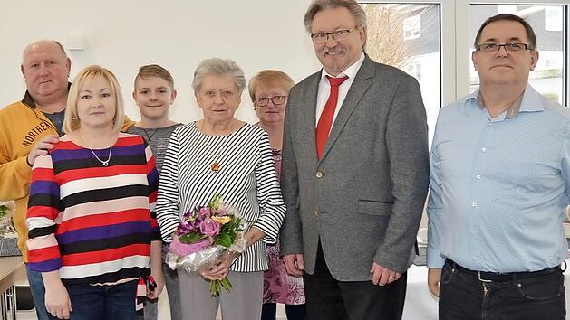 Gratulationscour zum 80. Geburtstag von Ingeborg Rebhan (Vierte von links) mit B&uuml;rgermeister Hans Pietz (Zweiter von rechts) und Gratulanten aus dem Familienkreis Foto: Karl-Heinz Hofmann