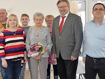 Gratulationscour zum 80. Geburtstag von Ingeborg Rebhan (Vierte von links) mit Bürgermeister Hans Pietz (Zweiter von rechts) und Gratulanten aus dem Familienkreis Foto: Karl-Heinz Hofmann