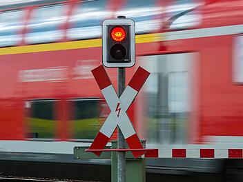 In Niedersachsen kam an einem Bahnübergang ein Mann ums Leben - vermutlich, weil durch sein Handy abgelenkt war.