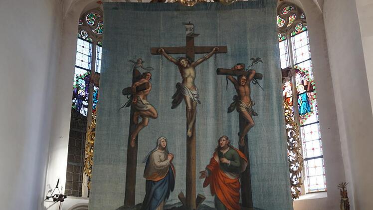Die "Krone des Glaubens" für den Schächer auf der linken Seite und der  Teufel, der die Seele des Schächers auf der rechten Seite mitnimmt, sind  auffällige Besonderheiten der Kreuzigungsdarstellung.  Foto: Marion Eckert