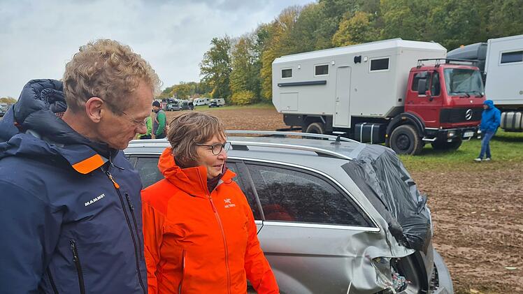 Das Ehepaar Hoogendoorn an ihrem demolierten Auto. Auf das Heck war eine stabile Eiche gefallen. Foto: Susanne Will
