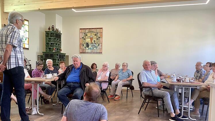 Der ehemalige Bereitschaftsführer Reimar Glückler (links) unterrichtete die Besucher des "Taubenschlag" über Erste Hilfe und die Handhabung des Defibrillators und stieß damit auf großes Interesse.