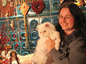 Ursula Schuricht aus Dürrbrunn mit ihrem Lieblingskater Muck. Foto: Pelke