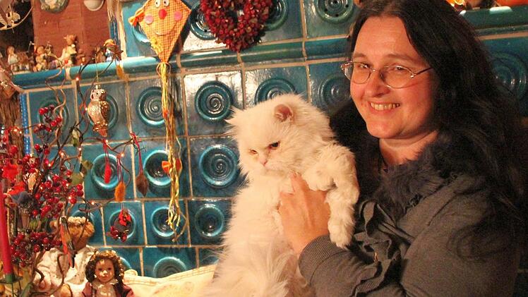 Ursula Schuricht aus Dürrbrunn mit ihrem Lieblingskater Muck. Foto: Pelke