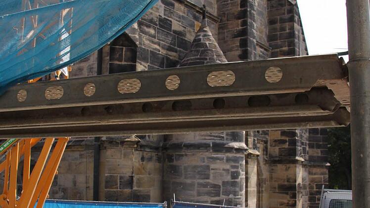 Blick von der Baustelle auf die benachbarte Stadtpfarrkirche
