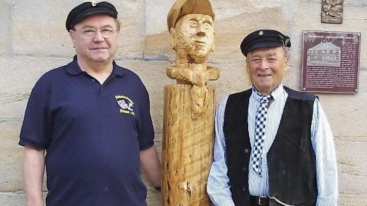Hobbyschnitzer Erwin Löhlein (links) bannte das Konterfei von Ehrenfloßmeister Alfons Geiger (rechts) in Holz. Foto: Heike Schülein