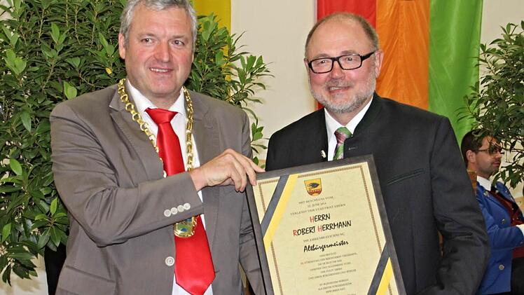 "Altbürgermeister", darf sich Robert Herrmann jetzt nennen. Dieser Titel wurde ihm vom Stadtrat Ebern einstimmig zugesprochen. Sein Nachfolger Jürgen Hennemann (links) übergab die Urkunde.   Fotos: Helmut Will