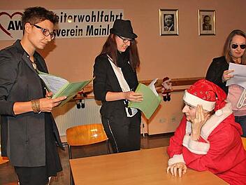 Die Agenten (von links) Melanie Klötzer, Yvonne Zehe und Franziska Pfreundner gehen mit dem Weihnachtsmann (Miriam Zeller) hart ins Gericht. Mit ihrem Sketch brachten die Mitglieder der Garde "Flashlights" frischen Wind in die Mainleuser Awo-Weihnachtsfeier.  Foto: Stephan Stöckel