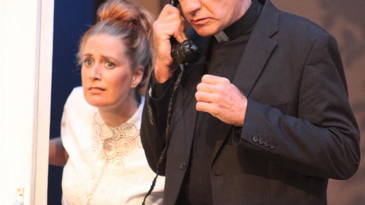 Dienstmädchen Mary (Patricia Lerner) und Pfarrer Clement (Rainer Dohlus) Foto: Jürgen Gärtner