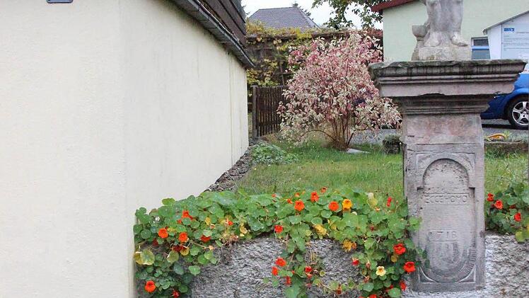 Eine Möglichkeit eines behindertengerechten Zuwegs zu Friedhof und Kirche in Zeyern böte sich hinter dem Pfarrsaal.  Foto: Friedwald Schedel