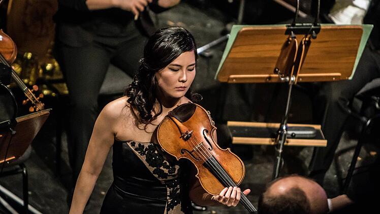 Die junge Geigerin Hyeyoon Park war die umjubelte Solistin beim Sinfoniekonzert im Landestheater. Unter der Leitung von Coburgs Generalmusikdirektor Roland Kluttig interpretierte sie das 1. Violinkonzert von Sergej Prokofjew. Foto: Jochen Berger