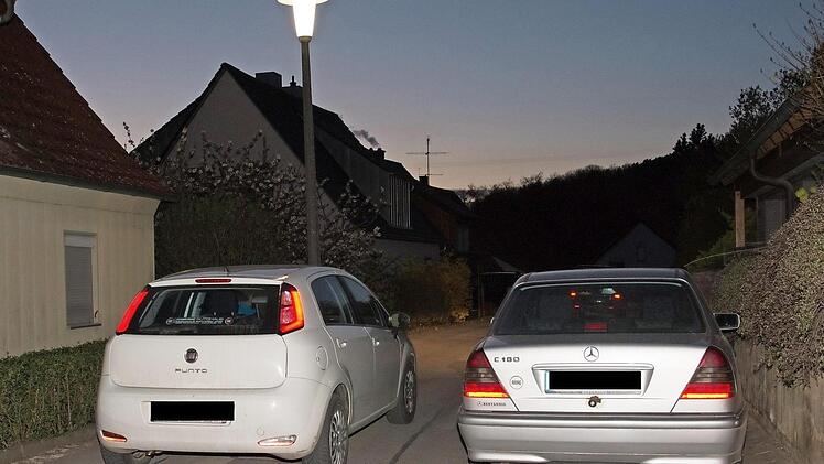 Die Wässernachstraße in Wülflingen ist im hinteren Bereich sehr eng und besitzt keinen Gehsteig. Kinder sind bei ihrem Weg zur Bushaltestelle gefährdet und so fordert der zwölf Jahre alte Linus Groß im Namen aller Kinder eine Beschränkung auf Tempo 30.  Foto: Ulrike Langer