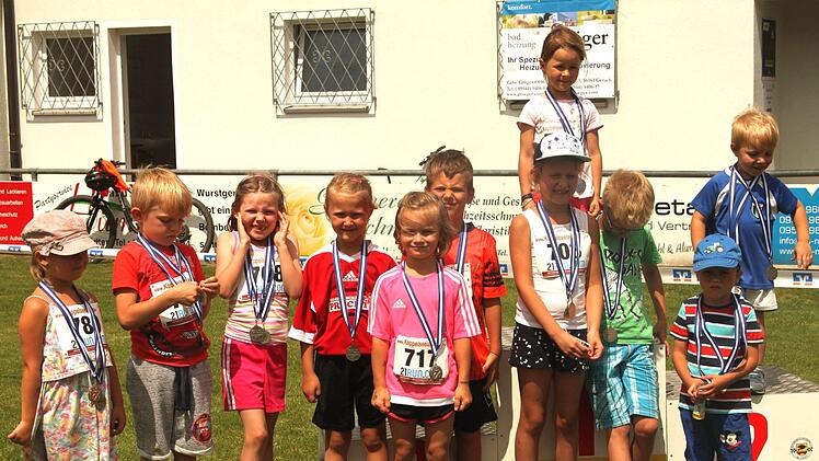 Die Bambini zeigen mit Stolz ihre Medaillen.