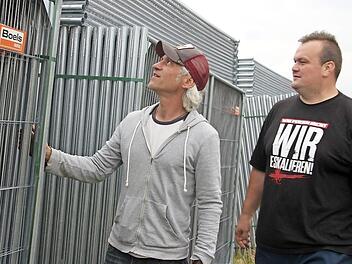 Sie begutachteten das Veranstaltungsgelände in Teuschnitz: BR-Produktionsleiter Jörg Müller (l.) und Organisator Martin Sesselmann.  Foto: Veronika Schadeck