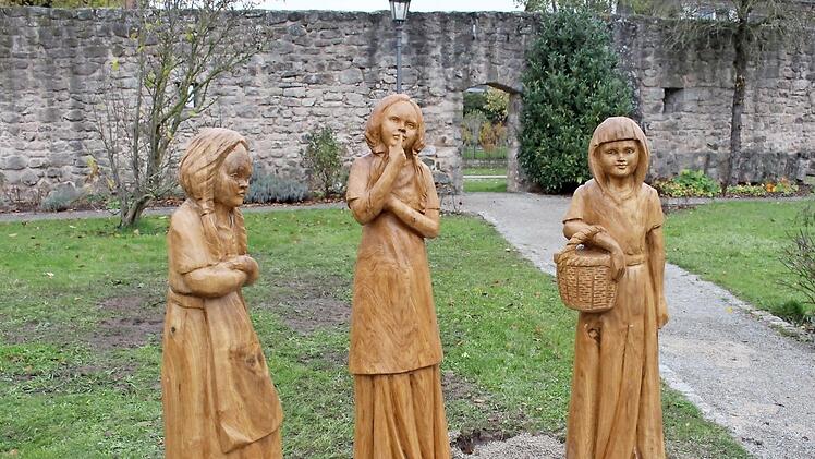 Die drei Brunnenmädchen im Stadtgarten hinter dem Rathaus. Ein Bürger würde anstatt der hölzernen Skulpturen lieber moderner Kunst den Vorzug geben. Foto: Evi Seeger (Archiv)