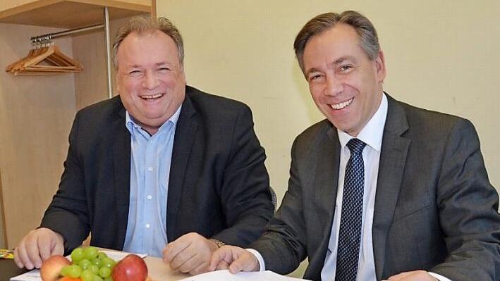 Gut gelaunt beim Blick in die Zukunft des Landkreises (von rechts): Landrat Alexander Tritthart und Fraktionsvorsitzender Walter Nussel  Foto: Bernhard Panzer