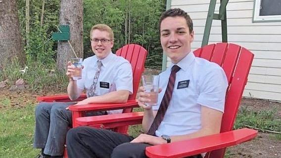 Die roten Stühle, auf denen Sebastian Keil (r.) und sein Missionarskollege sitzen, sind für den Südwesten Kanadas typisch.  Fotos: privat