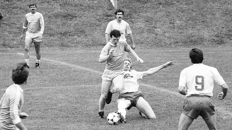 Die Morlesauer G. Schmitt (hinten) und G. Struse (Nr. 9) verfolgen das Duell von N. Reu&szlig; gegen den Obereschenbacher E. Heindl.