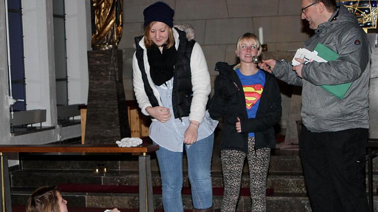 "Mit Frieden gewinnen alle" war das Motto der großen Aktion, die durch den Sketch der Sportler eingeleitet wurde.