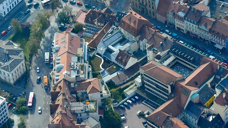 Das Parkdeck der Sparkasse begrenzt in etwa das Gelände zwischen Lange Straße (oben), Hellerstraße (rechts) und Promenade (unten links), um das es geht. Foto: Ronald Rinklef