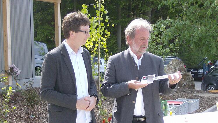 Landrat Reinhardt Glauber nimmt als Hausherr den Schlüssel von Architekt Ralf Bahl in Empfang. Foto: Petra Malbrich