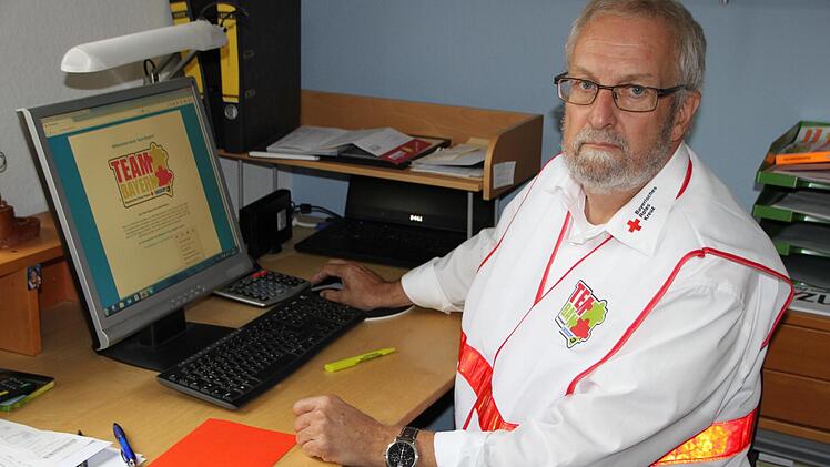 Helfer müssen koordiniert werden, deshalb verbringt Raimund Heiny viele Stunde vor dem PC.  Foto: Sebastian Vogt