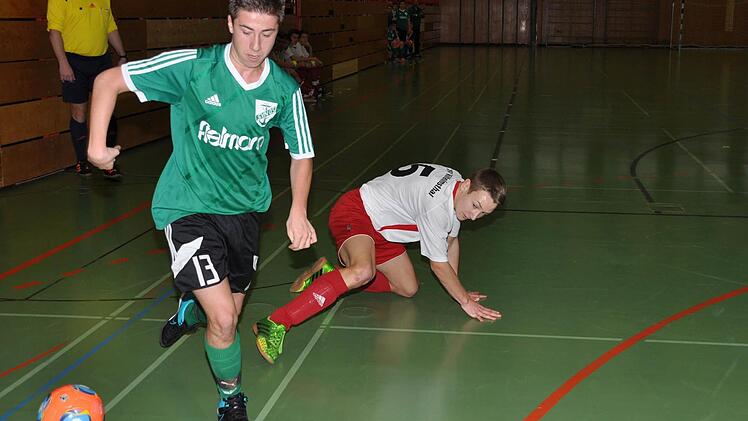 SG Wilhelmsthal - SV Neuses: Anfangs sah es für die Neuseser B-Junioren (grünes Trikot) noch gut aus, doch nach der 1:2-Niederlage gegen die SG Wilhelmsthal waren sie ausgeschieden. Foto: Herbert Kalb