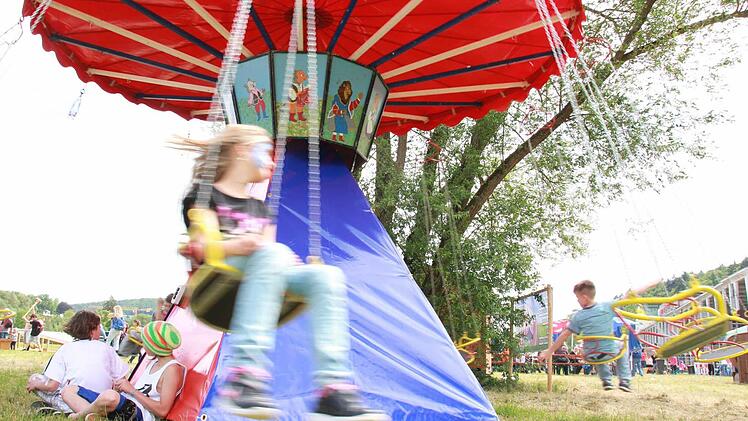 Vergangenes Jahr stand die Zelttheaterwoche unter dem Motto Rummelbummel. Ein Kettenkarrussell punktete bei den Kinderm.  Foto: Carmen Schmitt/Archiv