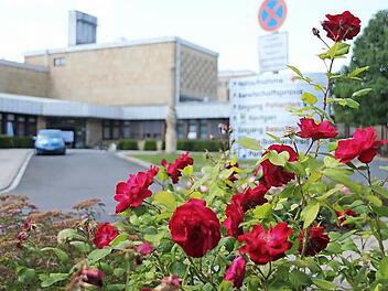 Das Haus Ha&szlig;furt der Ha&szlig;berg-Kliniken. Das Kommunalunternehmen befindet sich in der Krise. Foto: Andreas L&ouml;sch