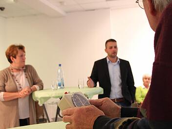 Drei Minuten pro Antwort: Während Brigitte Meyerdierks häufig überzog, schöpfte Claudio Kleinhans seine Redezeit nicht aus. Foto: Ulrike Müller