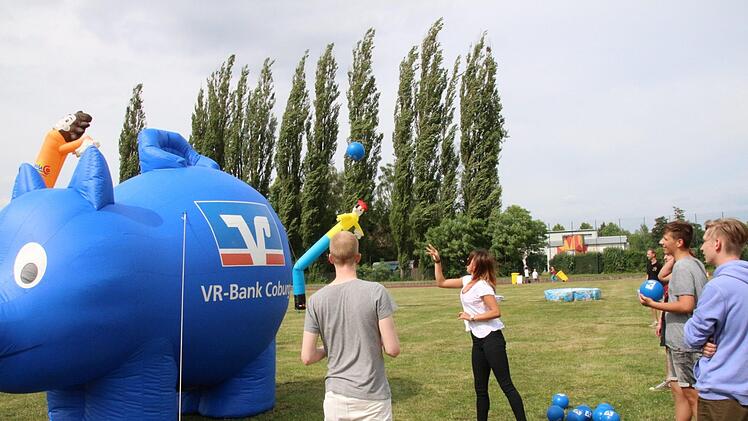 Zielwurf auf die blaue "Sau".