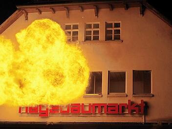 Bei der Großübung der Kronacher Feuerwehr ging es heiß her. Bei einem simulierten Wohnungsbrand mit Explosion mussten die Ehrenamtlichen mehrere Personen retten.  Fotos: Veronika Schadeck