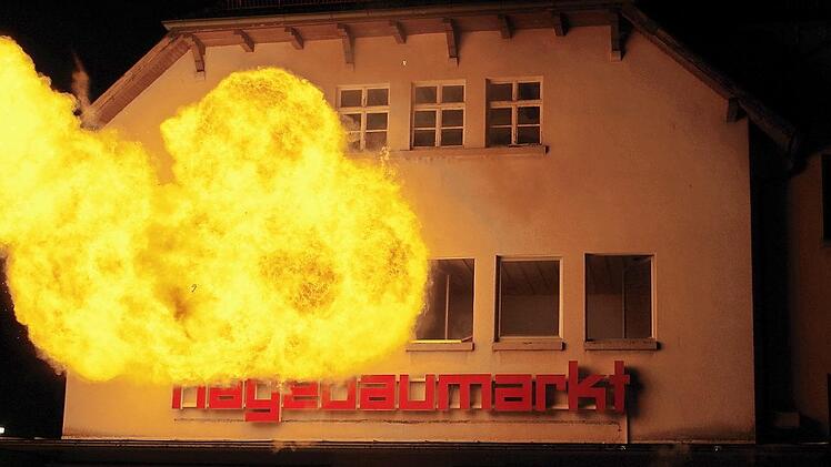Bei der Großübung der Kronacher Feuerwehr ging es heiß her. Bei einem simulierten Wohnungsbrand mit Explosion mussten die Ehrenamtlichen mehrere Personen retten.  Fotos: Veronika Schadeck