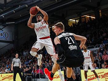 Die Topwerfer im direkten Duell: Hier schließt Bambergs Augustine Rubit (l.) gegen Robin Benzing erfolgreich ab. Fotos: Daniel Löb