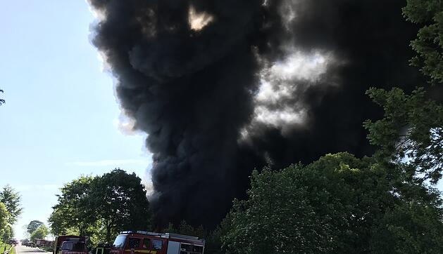 Firmengebäude in Oberfranken geht in Flammen auf