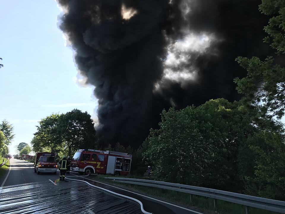 Firmengebäude in Oberfranken geht in Flammen auf