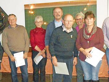 Beim Gartenbauverein Schm&ouml;lz wurden langj&auml;hrige Mitglieder mit der Ehrennadel und Ehrenurkunden ausgezeichnet. Das Foto zeigt (von links) dritten B&uuml;rgermeister Thomas Meyer, Heinrich Weber, Gisela Weber, Kreisvorsitzenden Fritz Pohl, Otto H&ouml;hler, Vorsitzende Gisela Schorn, Brigitte Moser und Horst Moser.  Foto: privat